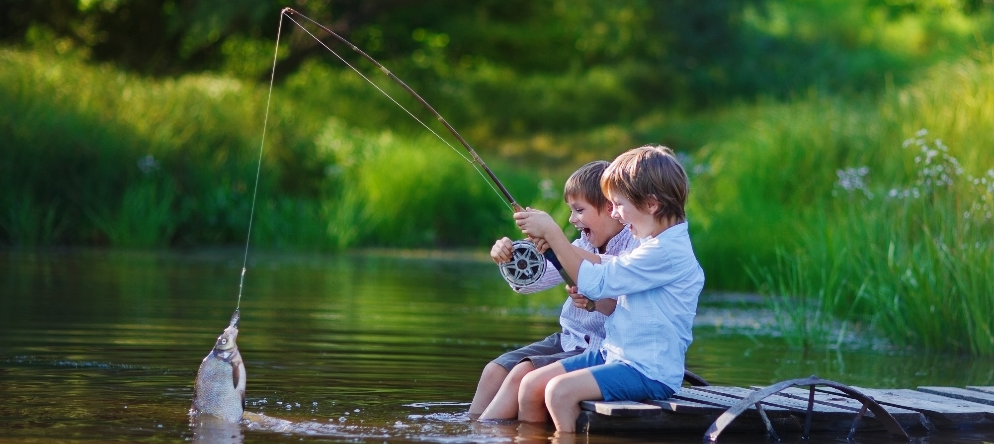 Мальчик с удочкой. Рыбалка. Дети на рыбалке. Ловля рыбы.